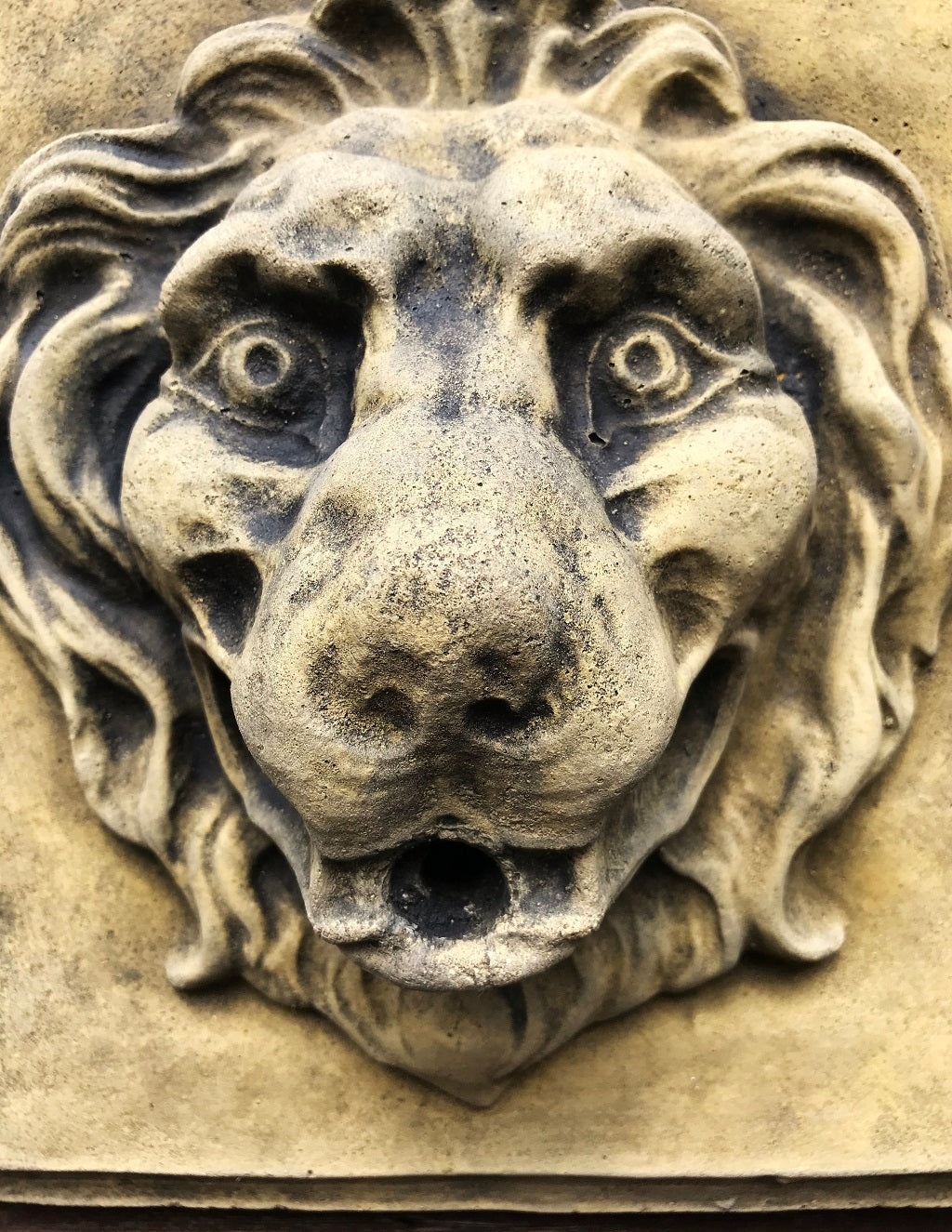 Lion Head Square Fountain Mask with hole