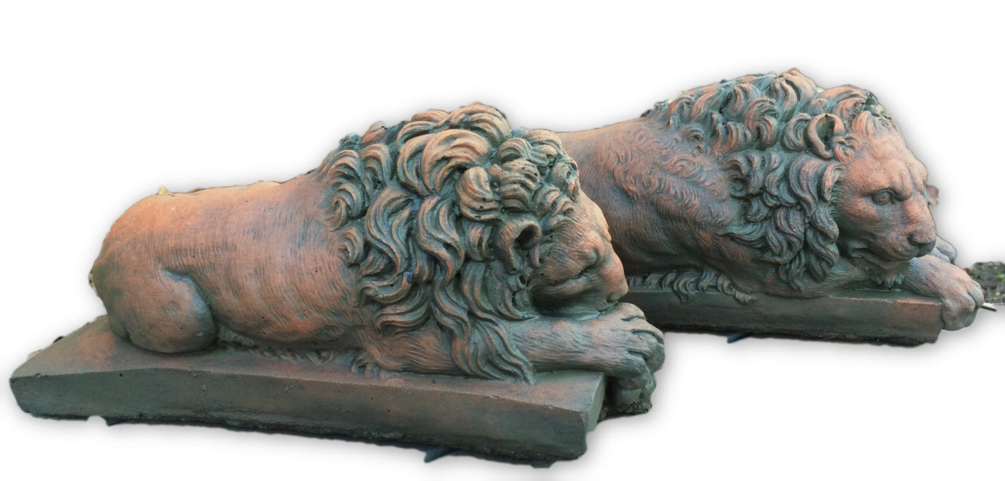 Canova Pair of Lion ornaments