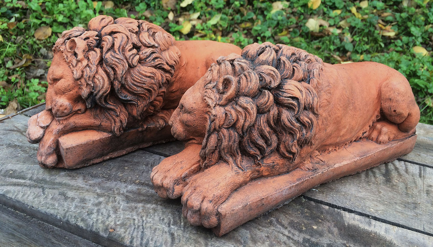 Canova Pair of Lion ornaments