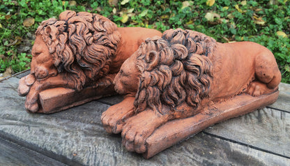 Canova Pair of Lion ornaments