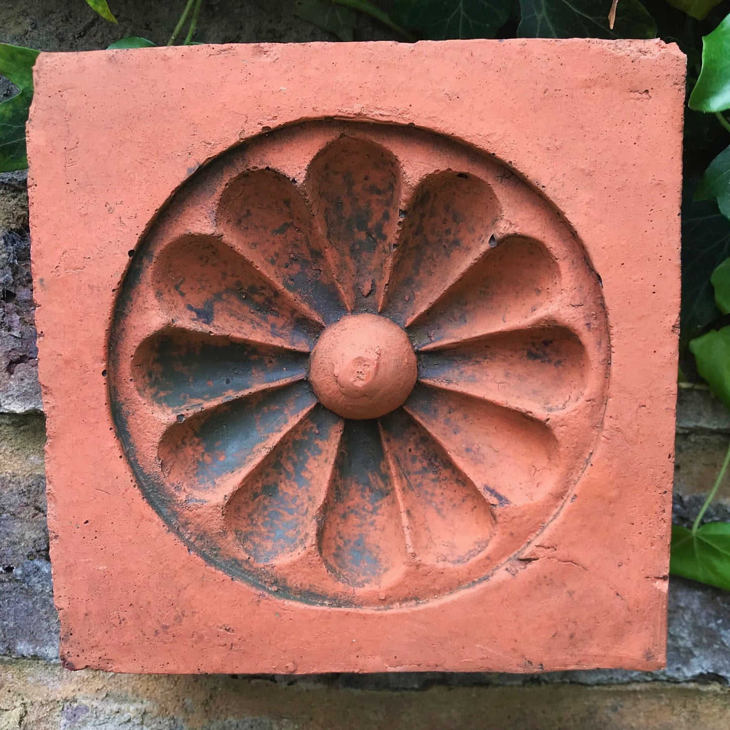 Intaglio Daisy Decorative Brick