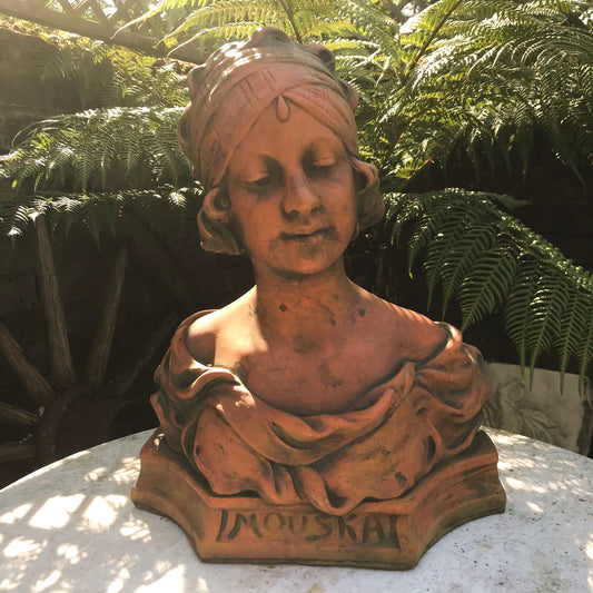 Mouska' Bust